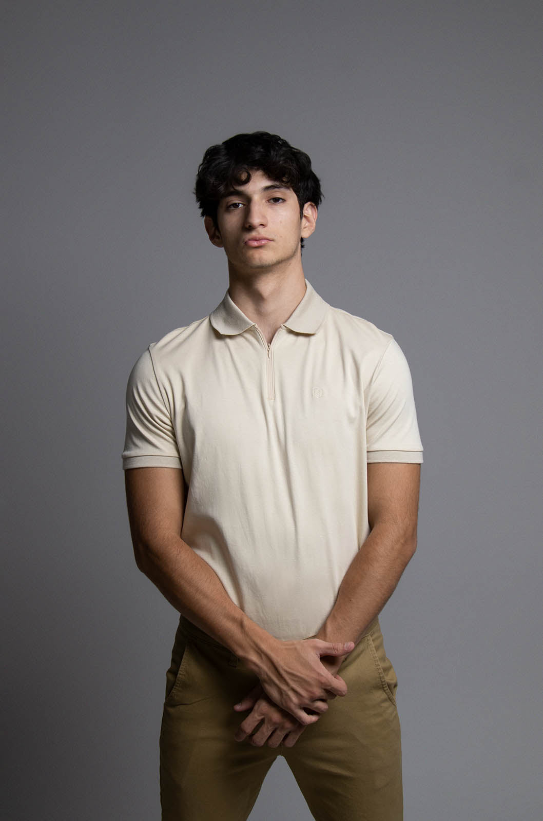 Playera tipo polo para caballero de algodón pima color beige con