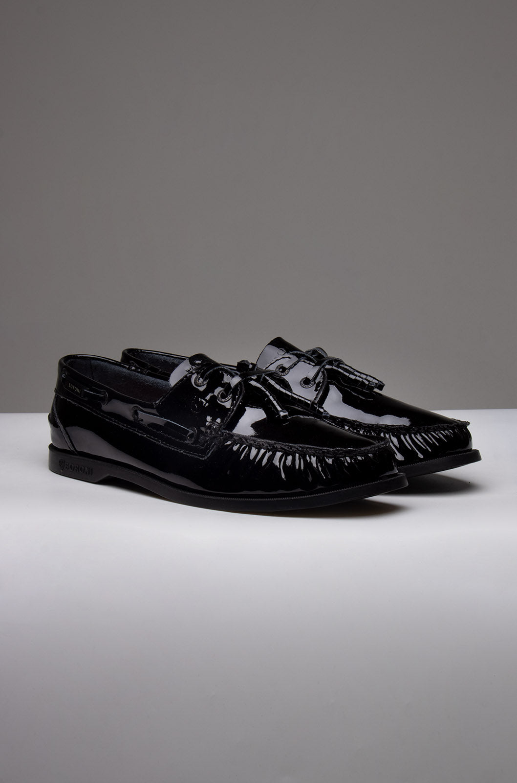 CALZADO MARINERO BORONI NEGRO CHAROL LISO DE PIEL