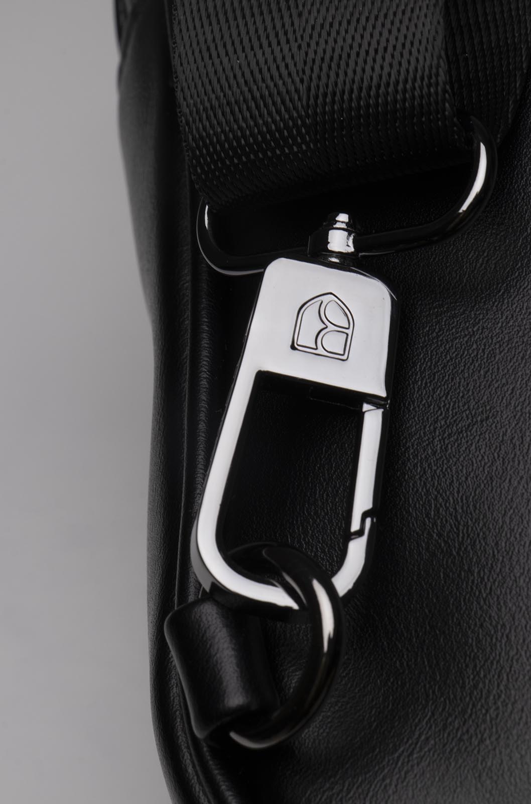 PECHERA ONE STRAP | NEGRO CORREA AJUSTABLE