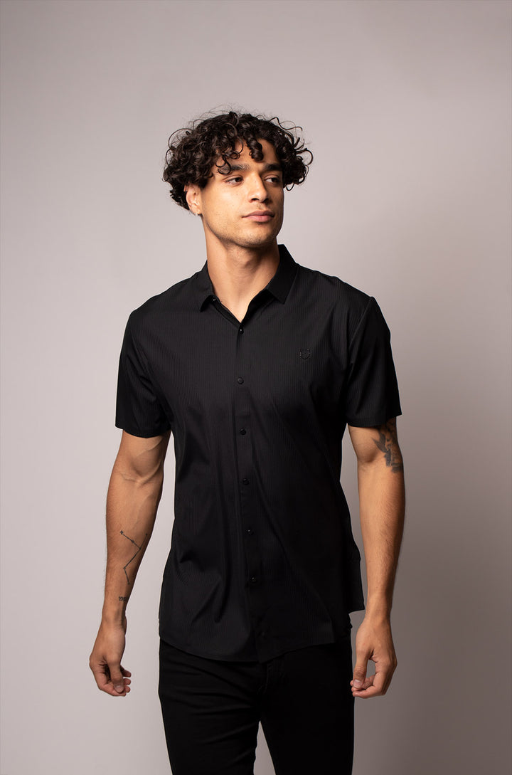 CAMISA MANGA CORTA CON LINEAS AL TONO | NEGRA