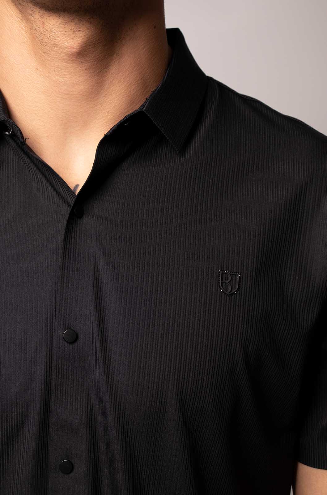 CAMISA MANGA CORTA CON LINEAS AL TONO | NEGRA