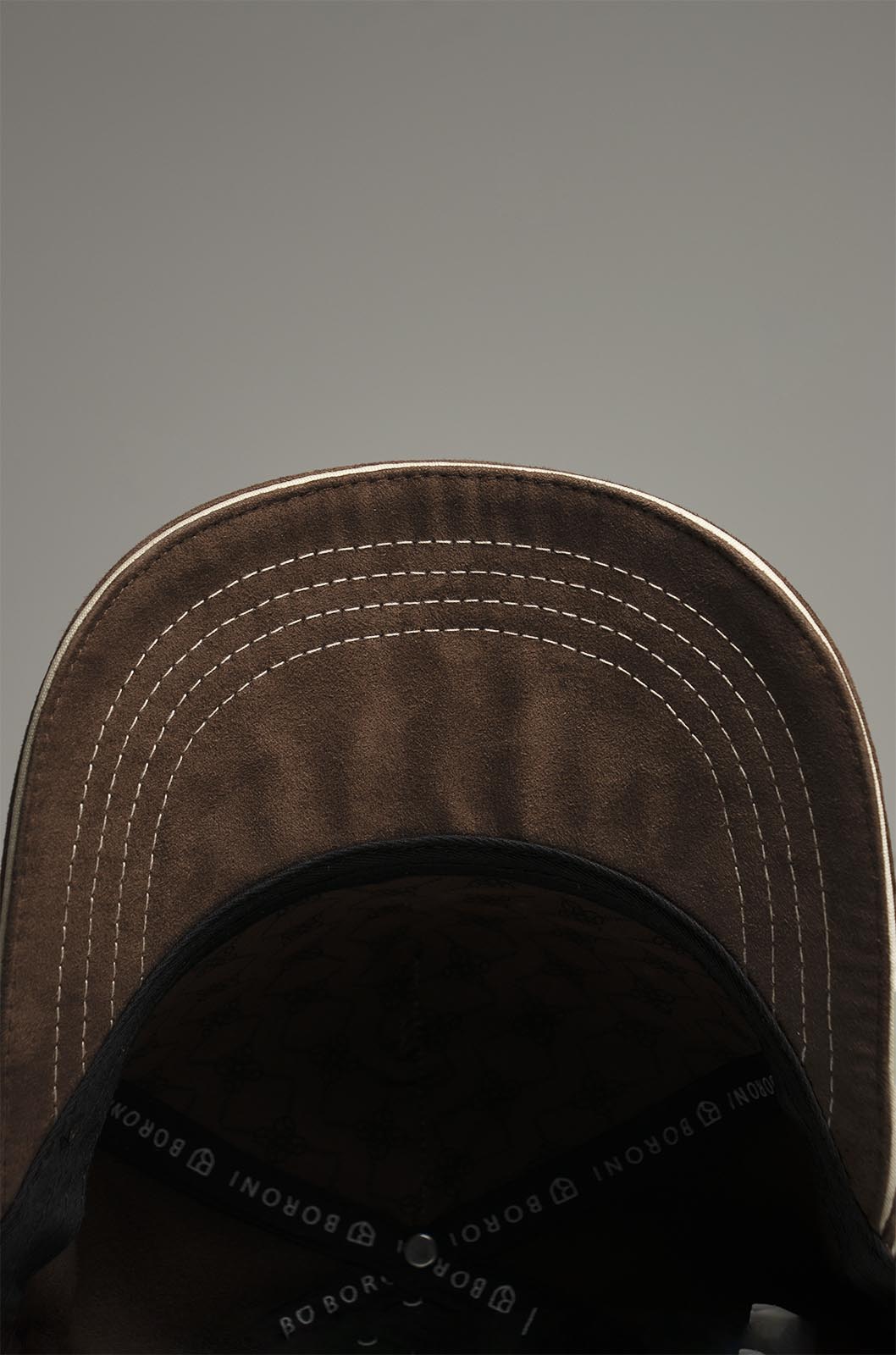 GORRA CURVA BORDADO BORONI | MARRON