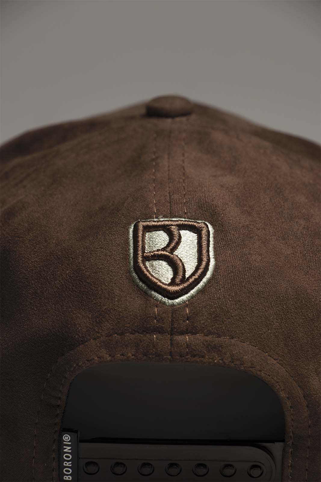 GORRA CURVA BORDADO BORONI | MARRON