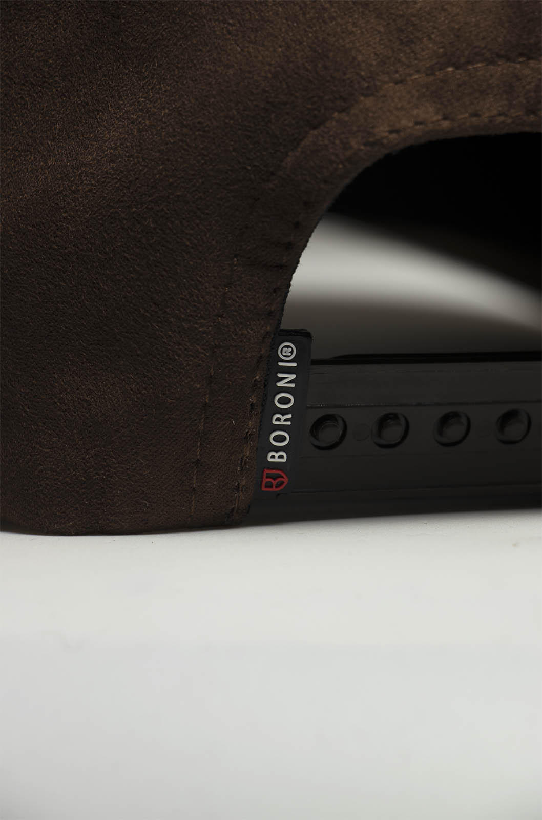 GORRA CURVA BORDADO BORONI | MARRON