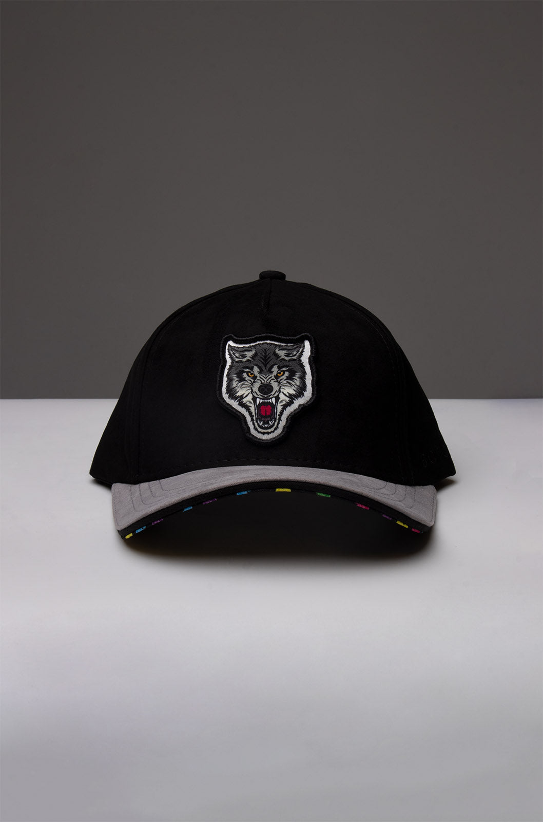 GORRA CURVA COLECCIÓN ALUCIN LOBO NEGRO/GRIS