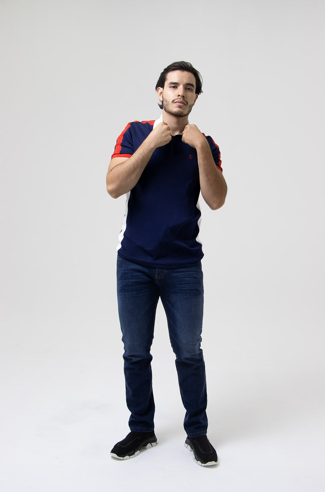 PLAYERA POLO SLIM ALGODÓN PIMA |  MARINO CON CREMALLERA Y DETALLES EN ROJO Y BLANCO